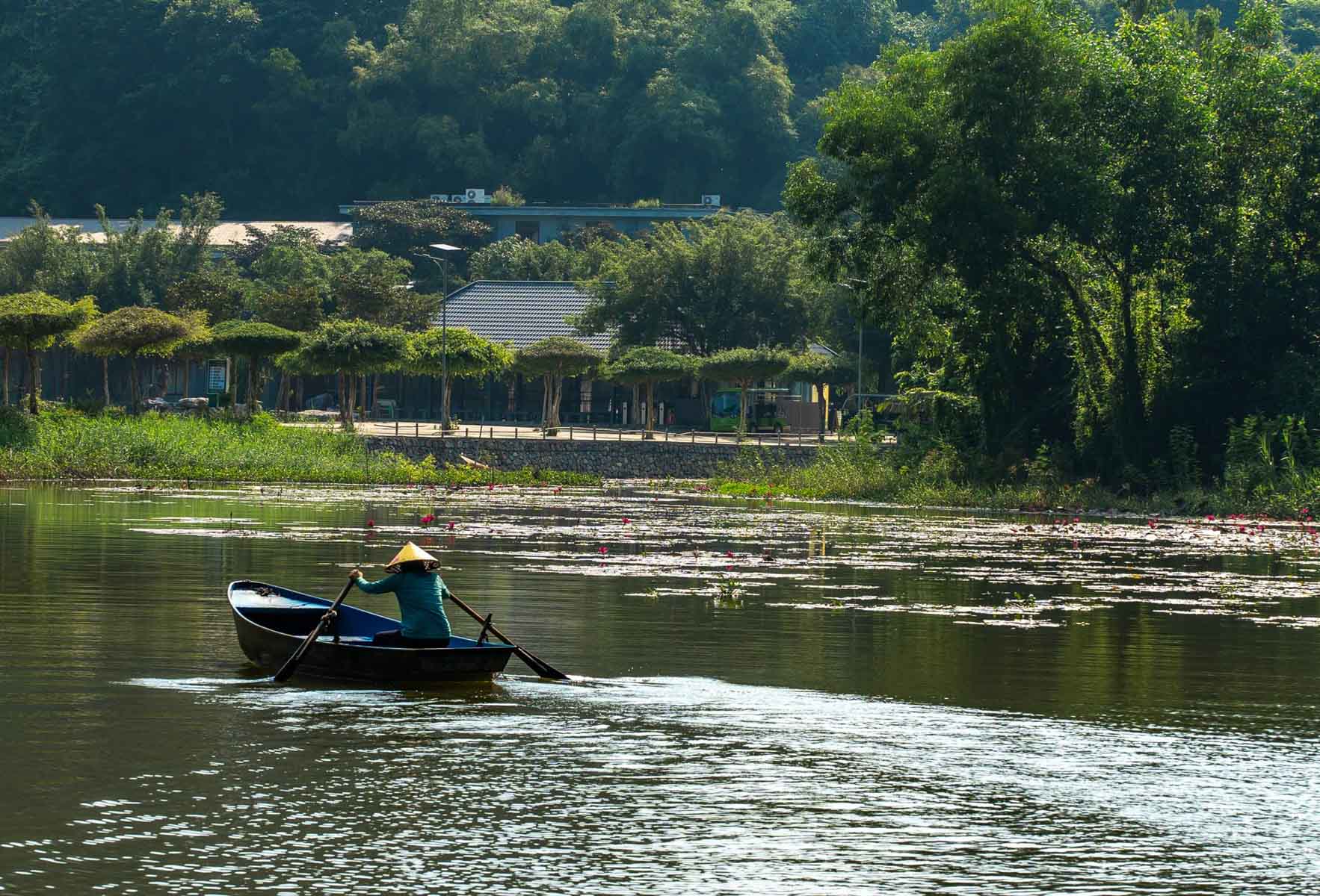 /fm/Files//Pictures/Ido Uploads(1)/Asia/Vietnam/Ninh Binh/Ninh Binh - Birds Park Vietnamese Lady Women Siling River Boat - NS.jpg